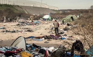 Un homme marche dans le campement surnommé la "Jungle" à Calais, le 18 janvier 2016