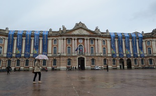 Les fameuses bâches qui font polémique sur la façade du Capitole à Toulouse.