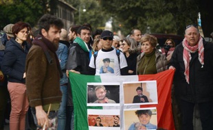 Des Italiens manifestent le 25 février 2016 devant l'ambassade égyptienne à Rome brandissant des photographies de l'étudiant assassiné Giulio Regeni au Caire