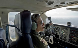 Maria Eugenia Etcheverry, première femme pilote de chasse en Amérique latine, pilote un Beechcraft Baron UB58 sur la base militaire de Durazno le 20 mai 2015