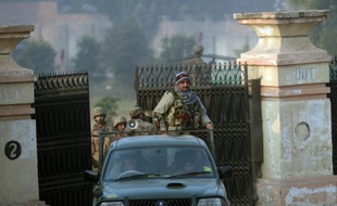 Des soldats pakistanais le 17 décembre 2014 à l'entrée d'une école militaire attaquée la veille par les talibans