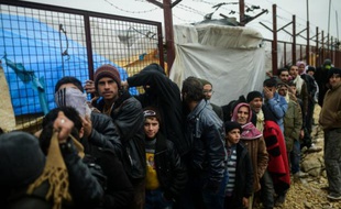 Des Syriens fuyant l'offensive des forces gouvernementales contre la ville d'Alep attendent à Bab al-Salam de pouvoir entrer en Turquie dont la frontière est toujours fermée, le 6 février 2016