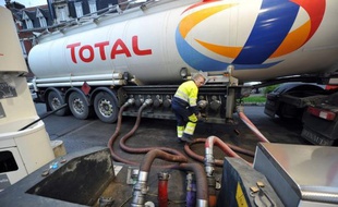 Total vise désormais une hausse de 3% par an en moyenne de sa production d'hydrocarbures de 2011 à 2015, a annoncé lundi le groupe pétrolier, alors qu'il tablait auparavant sur 2,5% entre 2010 et 2015, même si elle devrait stagner cette année en raison d'une série d'incidents.