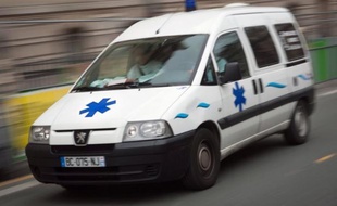 Une ambulance à Paris le 13 janvier 2011