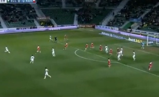 Le joueur d'Elche Damian Alvarez (tout à gauche) a inscrit un magnifique but de 30m lors de la victoire de son équipe contre le Rayo Vallecano, le 9 février 2015.