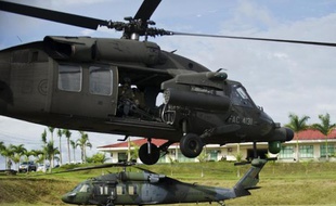 Un hélicoptère de l'armée colombienne décolle de la base de Quibdo pour participer à une opération de libération de prisonniers des Farc, le 19 novembre 2014