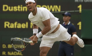 Rafael Nadal face à Dustin Brown au deuxième tour de Wimbledon, le 2 juillet 2015.