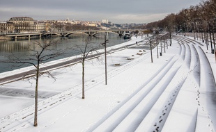 Une fine couche de neige sur les quais du Rhône à Lyon, le 1er mars 2018.