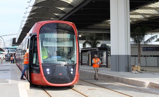 Une rame de tramway au Terminal 1 de l’aéroport pendant les essais