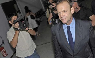 Le photographe et écrivain François-Marie Banier arrive au tribunal de Nanterre le 1er juillet 2010.