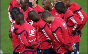 Excès de confiance et précipitation: telles sont les hypothèses du revers en Ecosse (1-0) samedi, terreau idéal pour un doute que doit impérativement chasser l'équipe de France de football face aux Iles Féroé mercredi à Sochaux en qualification de l'Euro-2008 (groupe B).