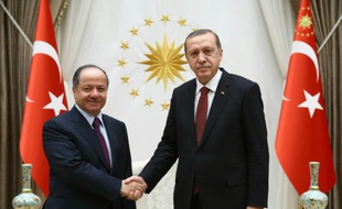 Poignée de mains entre le président du Kurdistan irakien Massoud Barzani (g) et le président turc Recep Tayyip Erdogan, le 9 décembre 2015 à Ankara