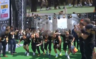 Les joueurs allemands chambrent les Argentins lors de la célébration de leur titre de champion du monde, le 15 juillet 2014, à Berlin.