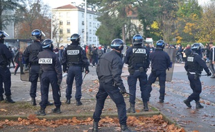Une trentaine de personnes des forces de l'ordre ont été mobilisées ce mardi devant le lycée Branly, dans le 5e arrondissement de Lyon.