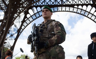 Un militaire surveille les abords de la Tour Eiffel en mai 2017.