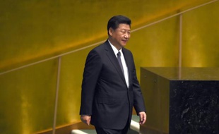 Le président chinois Xi Jinping arrive à la tribune de l'ONU à New York, le 26 septembre 2015
