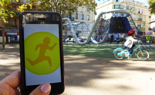 Play Outside propose des quiz et des chasses aux trésors à l’extérieur.