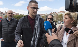 Le Puy-en-Velay (Haute-Loire), le 09 octobre 2017. Nicolas Chafoulais, le père de Fiona, arrive à la cour d'assises où sont jugés Cécile Bourgeon et Berkane Makhlouf.