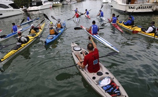 Illustration de kayakistes.(AP Photo/Desmond Boylan)/XDB102/341319351251/1509112046