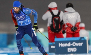 Martin Fourcade, des bénévoles, et un panneau end (et le prix de la légende photo la plus originale des JO)