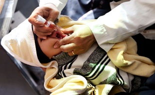 Un enfant au Yémen reçoit un traitement contre la polio au Yémen, pays en guerre où la famine et le choléra font de nombreuses victimes.