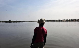 Un rescapé des attaques de Boko Haram au Nigeria ayant trouvé refuge au Tchad scrute l'horizon du lac Tchad, frontalier des deux pays, le 25 janvier 2015