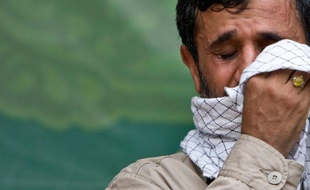 Les larmes du président iranien Mahmoud Ahmadinejad lors d'une cérémonie religieuse commémorant l'anniversaire de la mort de Fatima, la fille du prophète Mahomet, Téhéran, le 28 mai 2009.