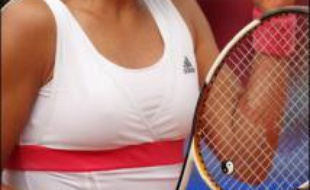 La Serbe Ana Ivanovic s'est qualifiée samedi pour la finale du tournoi de Berlin, mais devra attendre dimanche matin pour connaître l'identité de son adversaire, la seconde demi-finale entre Svetlana Kuznetsova et Justine Henin ayant été interrompue par l'obscurité.
