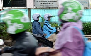 Une moto-taxi pour femmes transporte une passagère à Jakarta, le 22 novembre 2015