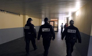 Un jeune homme est décédé d'une crise cardiaque mardi soir au moment où il était contrôlé par des policiers dans le hall d'un immeuble à Aulnay-sous-Bois (Seine-Saint-Denis), où la situation était tendue dans la nuit.