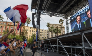 Une trentaine de personnes ont été légèrement blessées dans un mouvement de foule provoqué par des jets de pétards dans le centre de Nice mardi 10 juillet 2018.