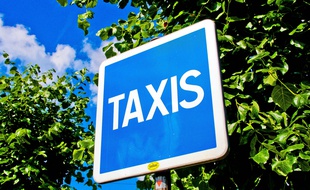 Un panneau Taxis (illustration)