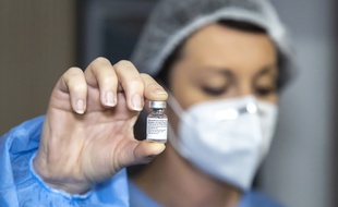 Un flacon de 5 doses du vaccin Pfizer-BioNTech, dans le centre de vaccination Covid-19 de la Ville de Nice, le 11 janvier 2021.