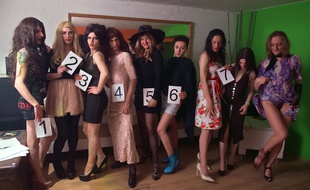 Neuf candidates concouraient pour le tout premier titre de Miss transsexuelle. La numéro 3 a remporté le concours.