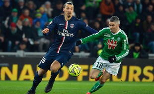 Le milieu stéphanois Fabien Lemoine (à dr.) à la lutte avec l'attaquant du PSG Zlatan Ibrahimovic à Saint-Etienne, le 25 janvier 2015.