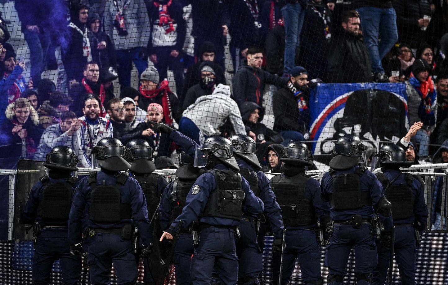 Au coup de sifflet final contre Strasbourg, les agents de sécurité ont dû résister samedi, avec l'aide des CRS, à la tentative d'envahissement de terrain de nombreux supporteurs situés dans le virage nord du Parc OL.