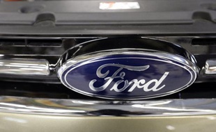 Le constructeur automobile américain Ford rappelle plus de 465.000 véhicules modèles année 2013 dans le monde pour un problème de fuite de réservoir d'essence, d'après un communiqué reçu par courriel lundi.