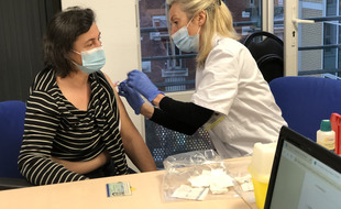 Mercredi 6 janvier 2021, une infirmière de l'hôpital Saint-Joseph vaccine sa collègue contre le Covid-19.