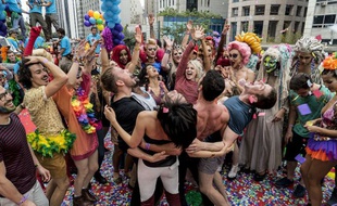Les «sensitifs» de «Sense8» à la Gay Pride de Sao Paulo, dans la saison 2 de la série.