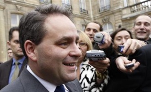 Depuis le début du conflit social, Xavier Bertrand, le ministre du Travail se démultiplie, arpentant les plateaux télés et mettant en avant ses "100 heures de discussions" avec les syndicats.
