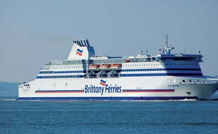 Ce ferry a récupéré le plaisancier en difficulté au large du Cap-Ferret, dimanche matin.