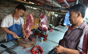 Un boucher de Jakarta prépare de la viande pour un client le 4 novembre 2015