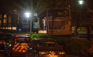 La police inspecte le bus scolaire à la sortie du collège de Trois Pays à Hegenheim, dans lequel un adolescent de 12 ans a été tué.