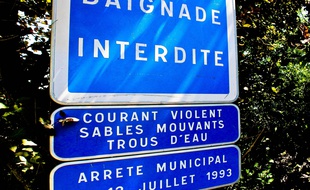 Un panneau interdisant la baignade dans la Loire, ici en Maine-et-Loire.