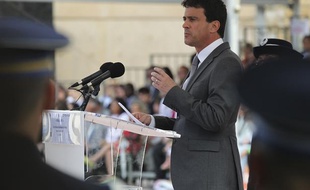 Le ministre de l'Interieur Manuel Valls, le 25 juin 2012 à Saint-Cyr-au-Mont-d'Or, près de Lyon, lors de la cérémonie de baptême de la 62ème promotion des commissaires de police.
