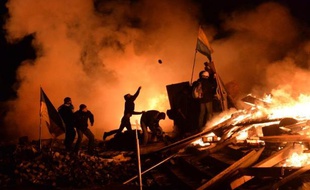 Des manifestants lancent des pavés sur la police sur le Maïdan, la place de l'Indépendance à Kiev, le 19 février 2014