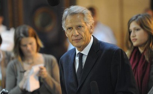 Dominique de Villepin s'adresse a la presse avant d'entrer dans la salle d'audience dans l'affaire Clearstream.