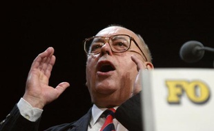 Marc Blondel, secrétaire général de FO, prononce un discours le 13 septembre 2003 au Zénith de Paris