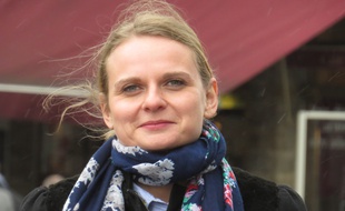Emilie De Vendt, travailleuse sociale et auteur du livre 'Voyage autour de l'asile"