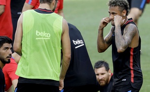 Neymar essaie de boxer Piqué, mais on la lui fait pas.